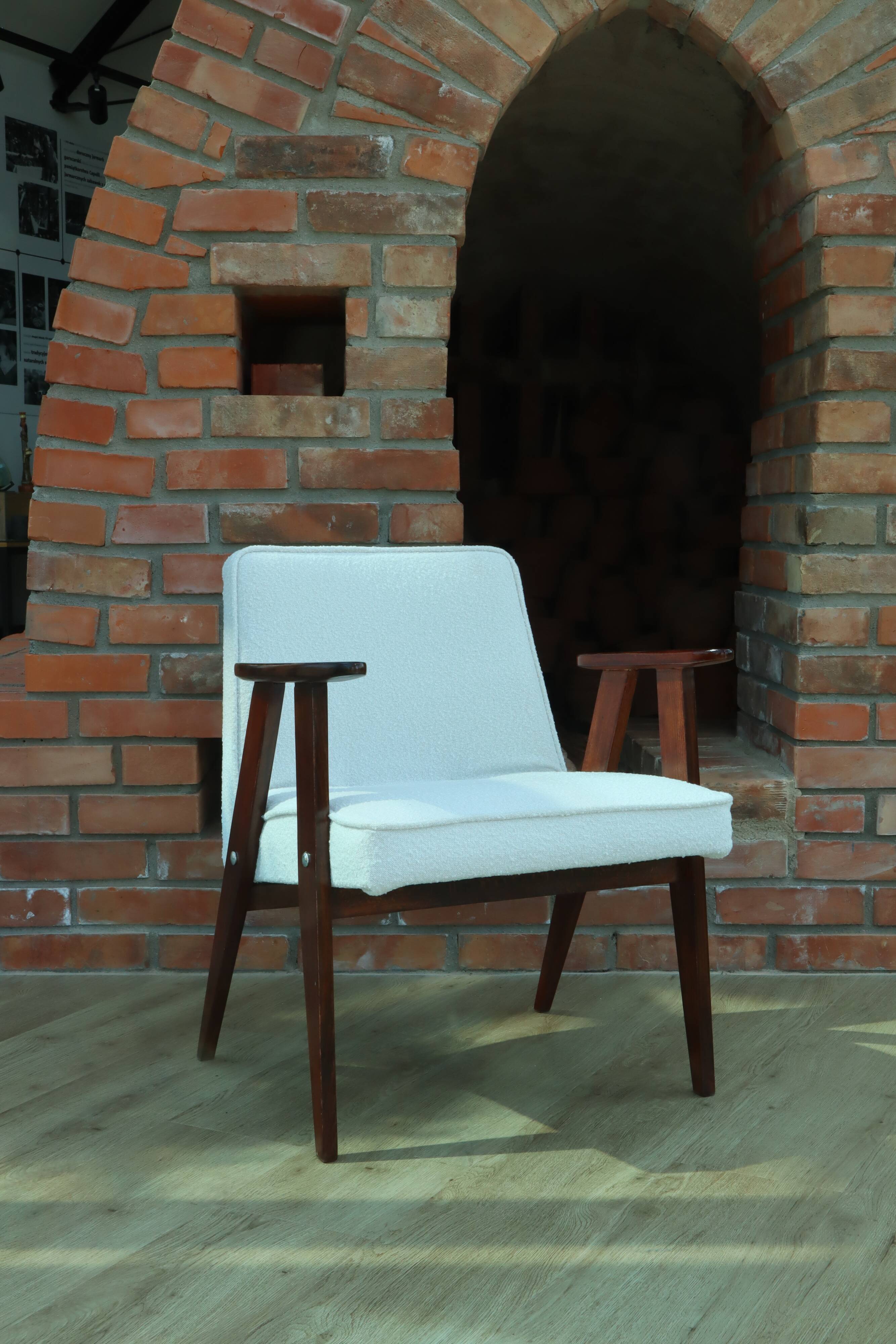 Fauteuil vintage Boucle Blanche par J. Chierowski n°366, 1960, Pologne Rénové en Bois de Hêtre Foncé