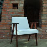 Fauteuil vintage Boucle Blanche par J. Chierowski n°366, 1960, Pologne Rénové en Bois de Hêtre Foncé