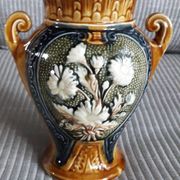 Vase vintage en barbotine au décor floral