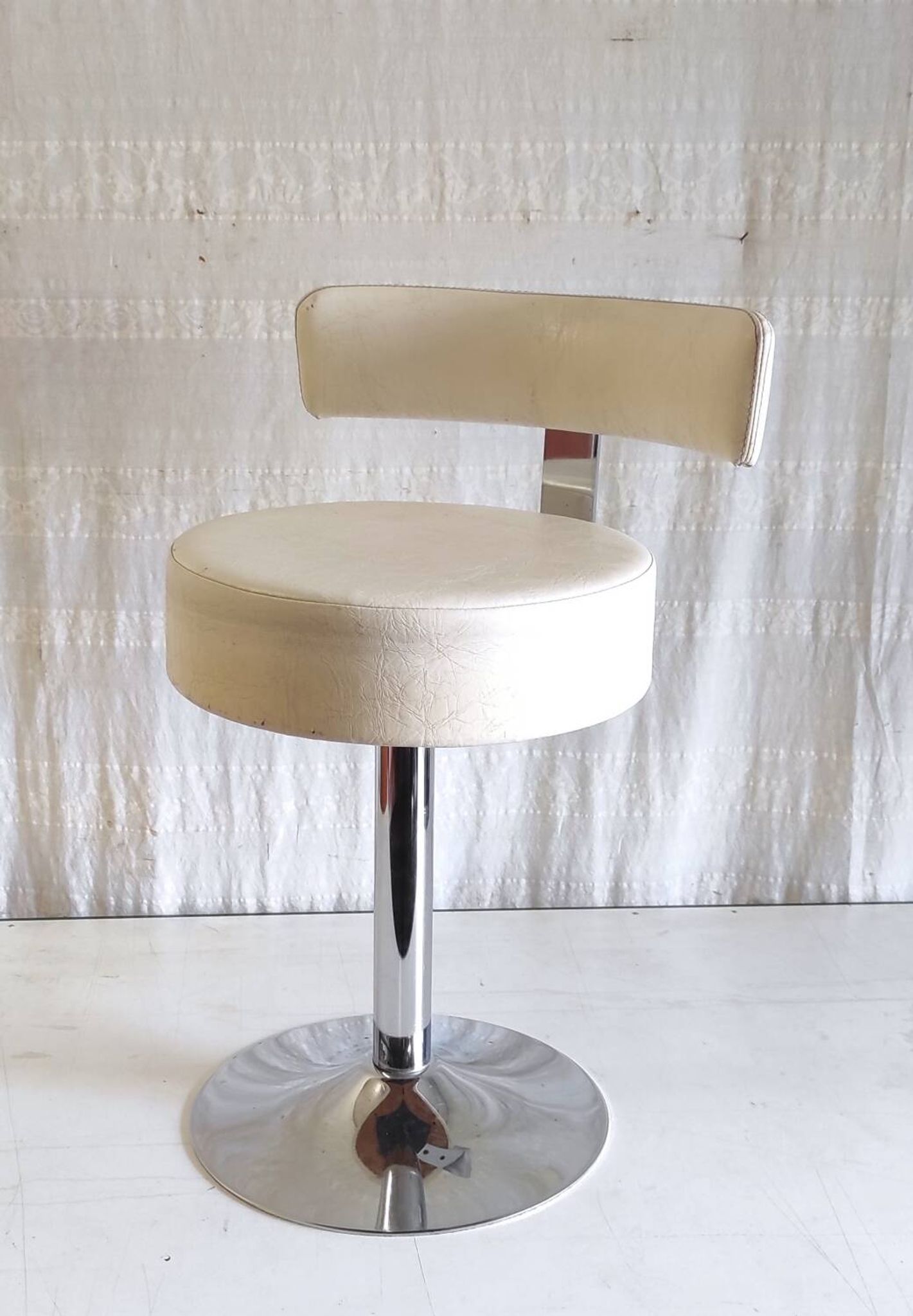Chaise design pivotante en métal chromé et similicuir - mid. XXéme