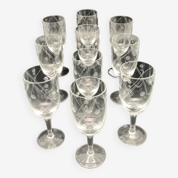 Tube-shaped stemware in worked glass “drop” pattern – MOCA7