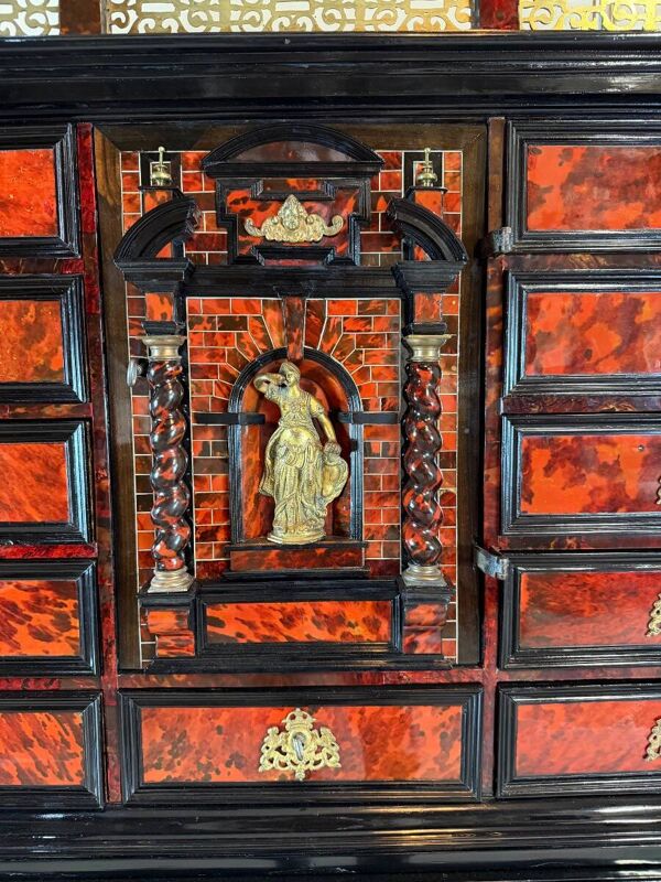 Cabinet anversois, ébène, écaille de tortue, palissandre et os, XVIIème siècle