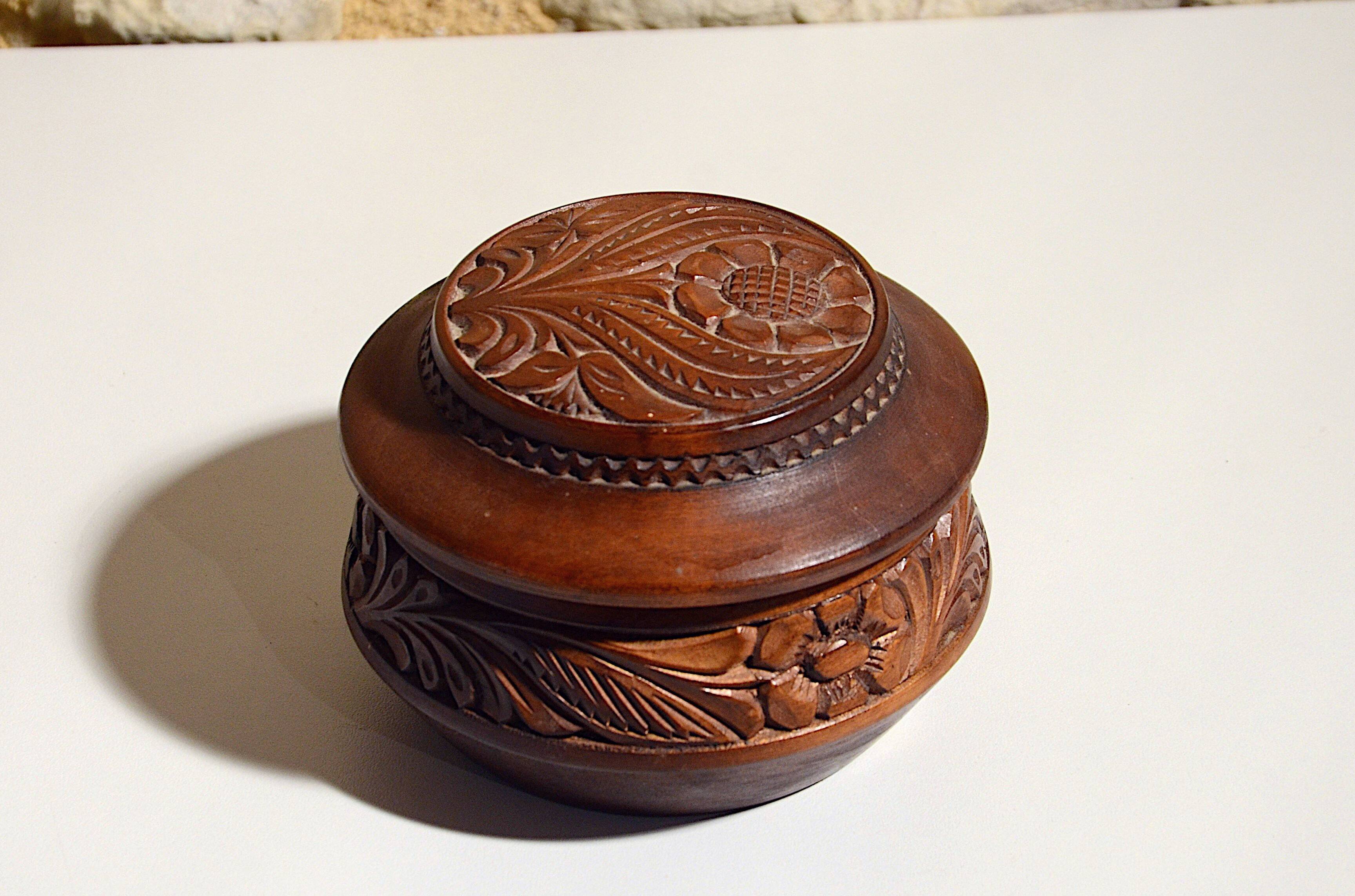 Round wooden box in cherry wood, turned and carved, floral pattern, 12x10cm.