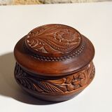 Round wooden box in cherry wood, turned and carved, floral pattern, 12x10cm.