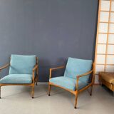 Une paire de fauteuils turquoise