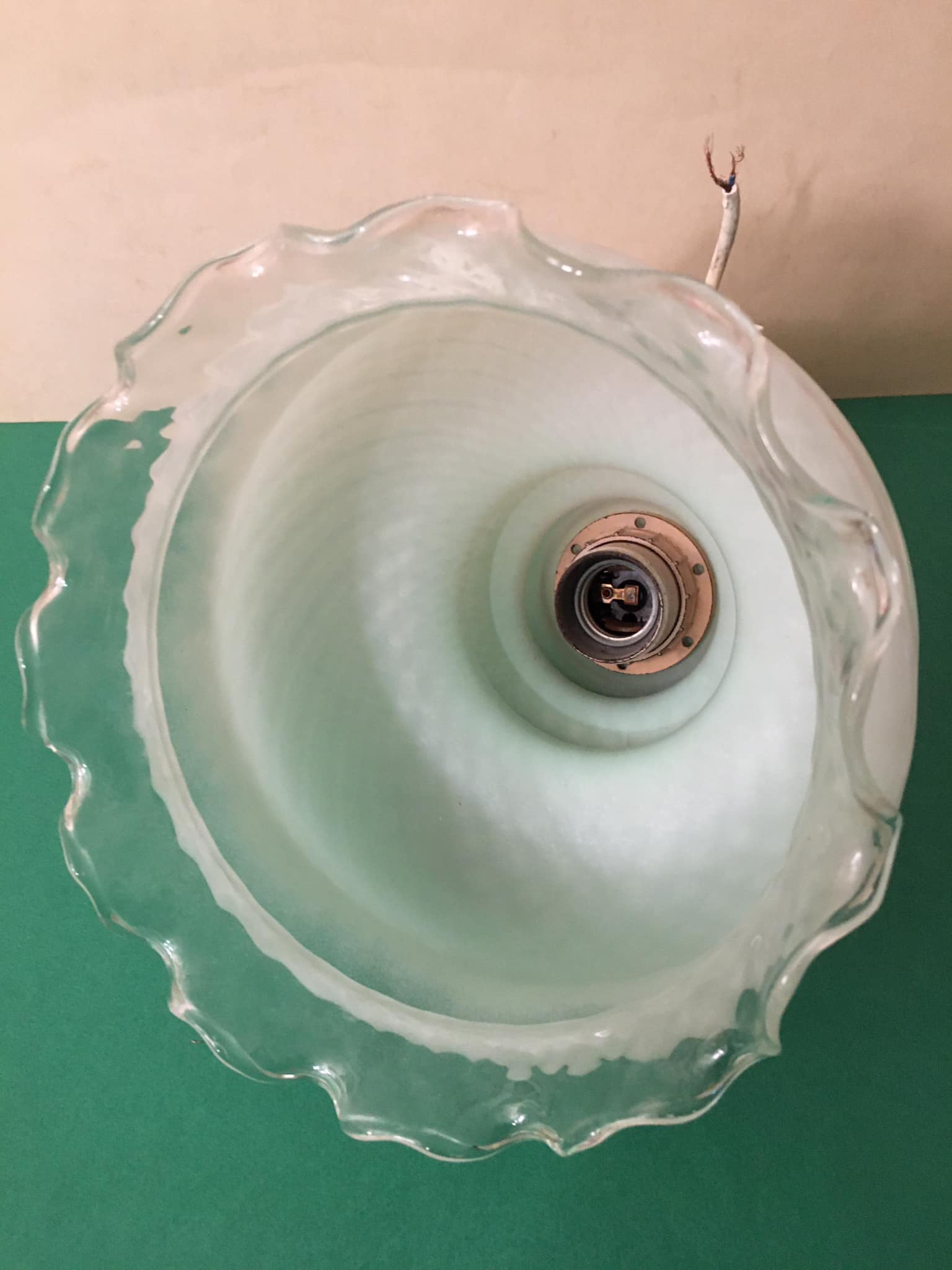 Suspension in pale green opaque glass with grid patterns. Hemmed edge