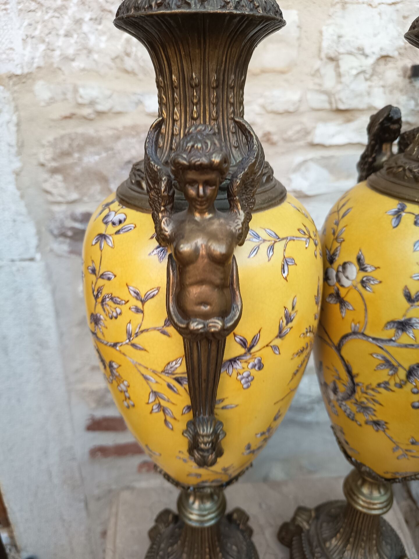 Paire de grands vases couverts - 60cm - faïence jaune