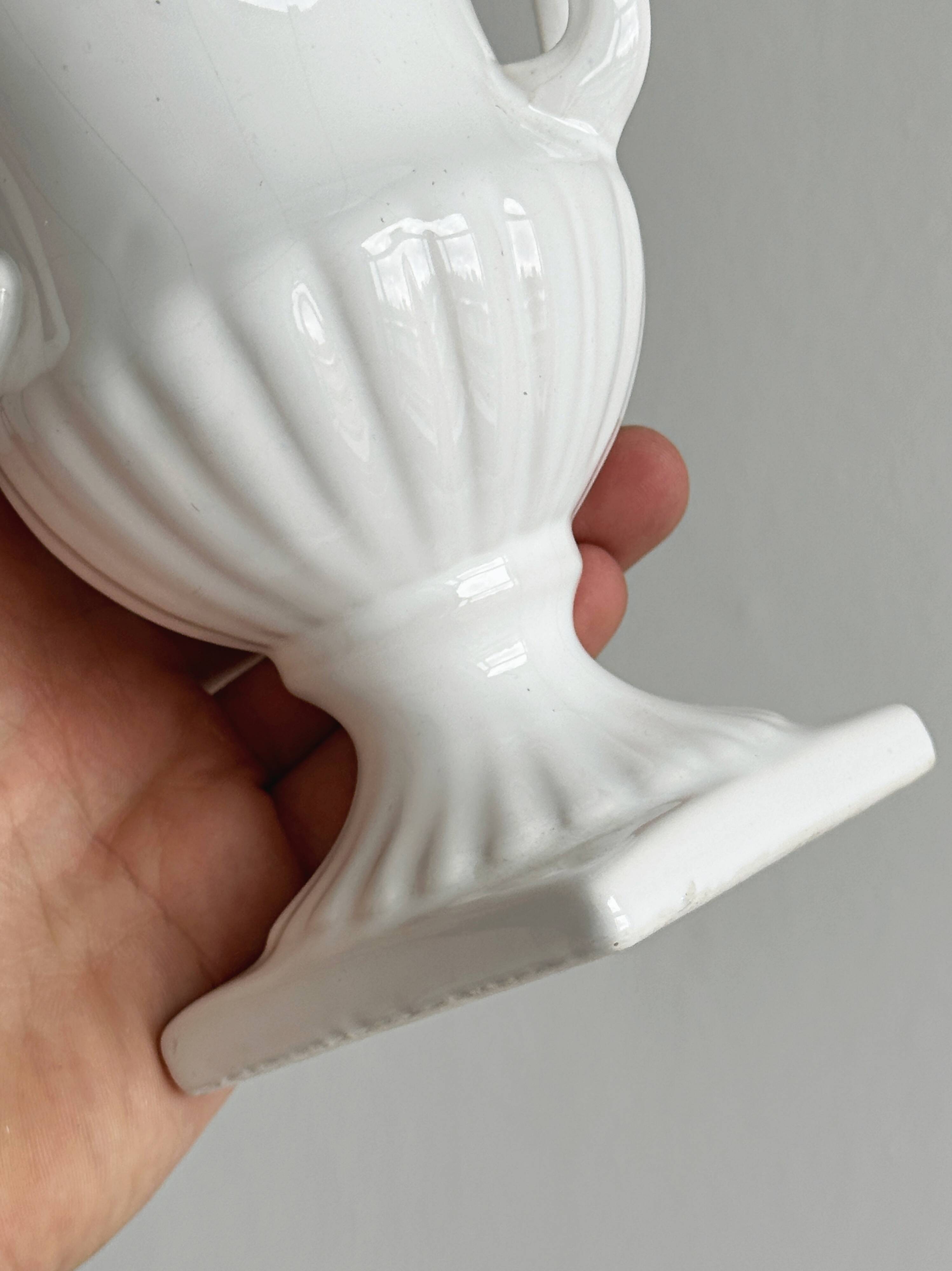 Cache-pot Médicis ancien en porcelaine blanche