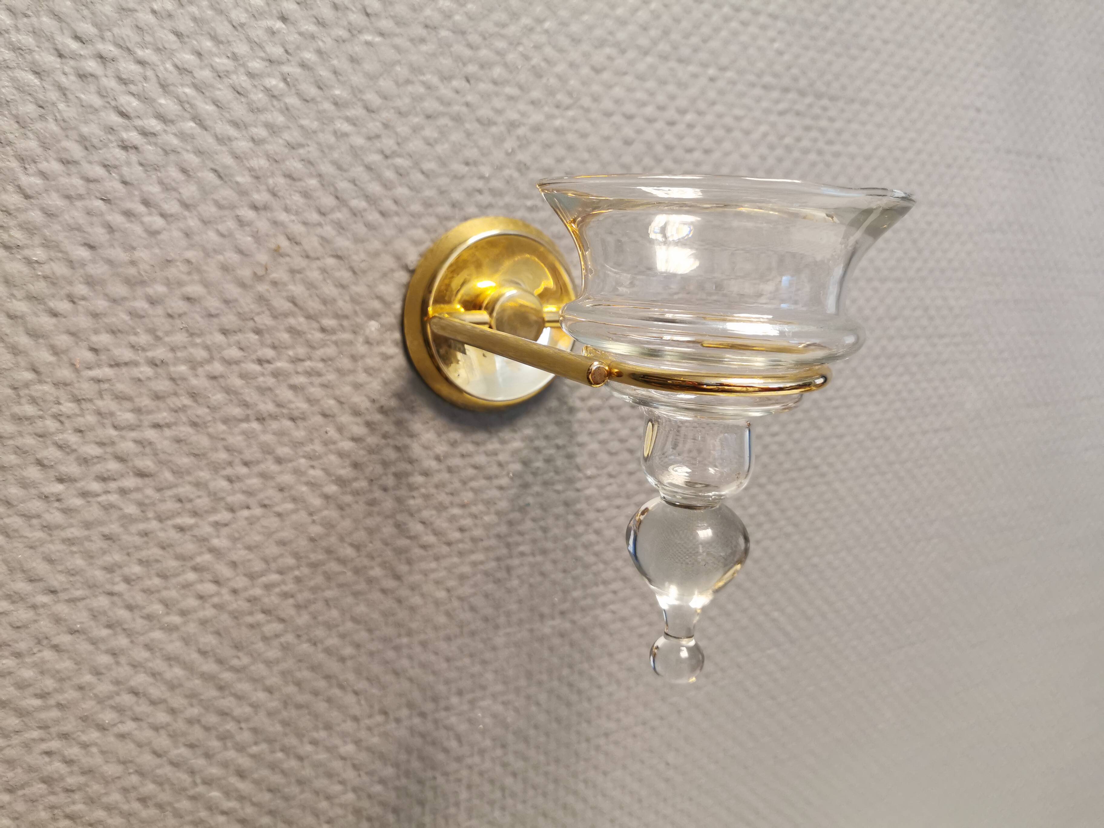 Bougeoir mural en métal plaqué or 24 carats et verre. par le danois altecco