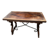 Table de style espagnol en bois sculpté et fer forgé