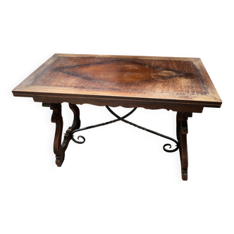 Table de style espagnol en bois sculpté et fer forgé