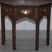 Table Console Antique en Cuir Clouté Style Gothique Pugin Restaurée