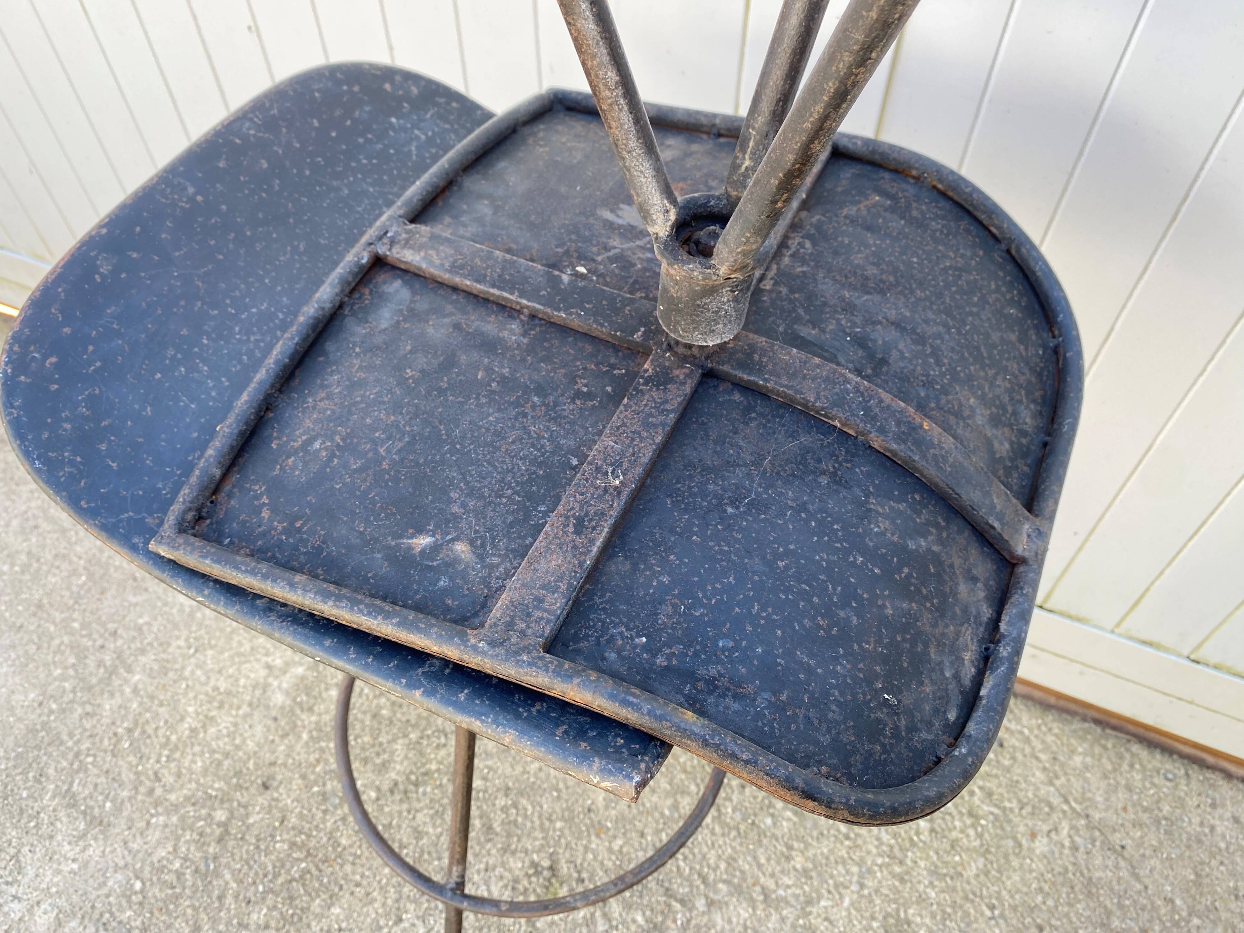 Paire de tabourets de bar pivotants artisanaux en métal de style industriel, 1950