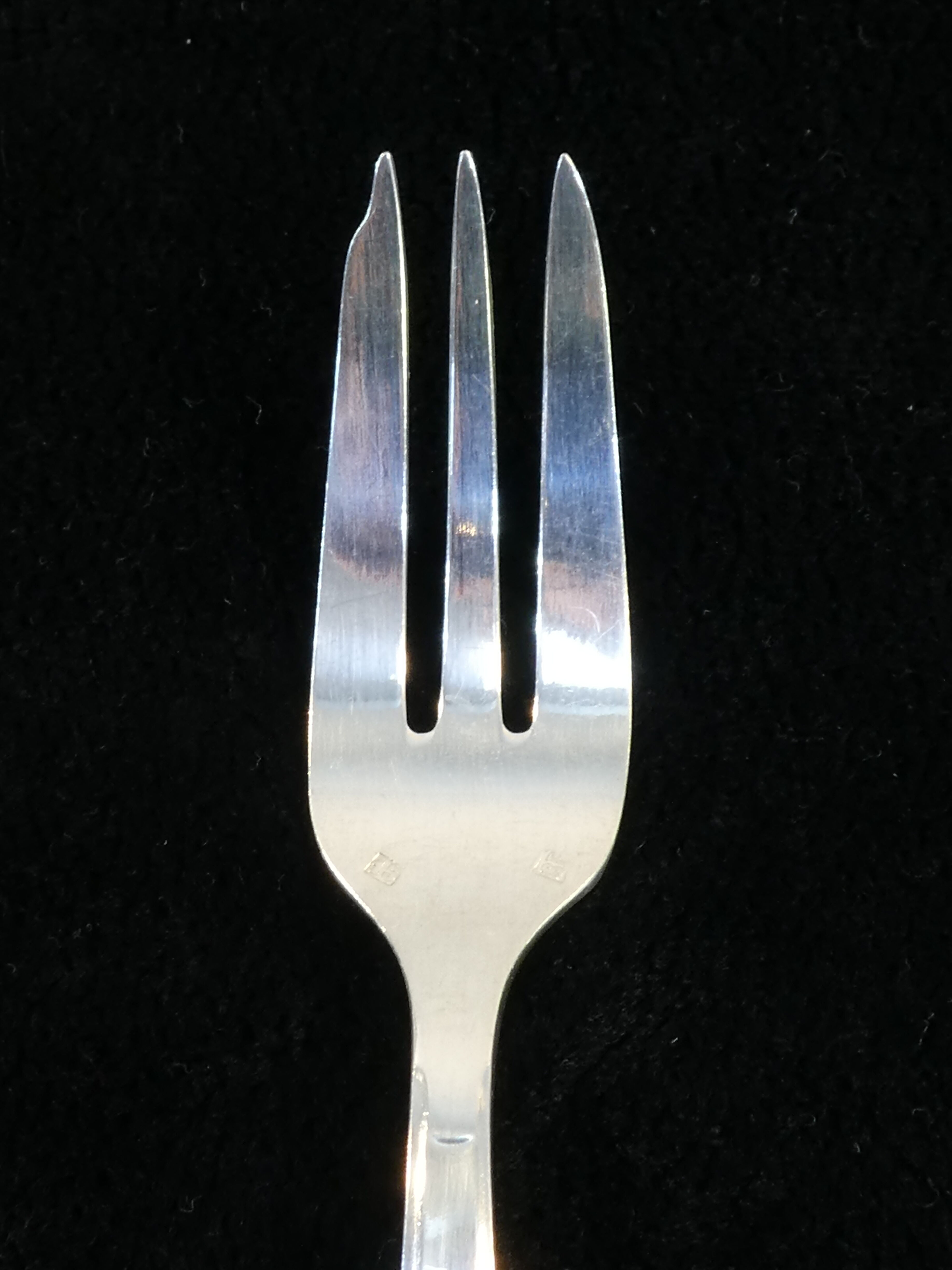 Silver metal cake menagere