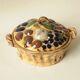 Corbeille de fruits en terre cuite, trompe-l’œil polychrome, poterie Soufflenheim