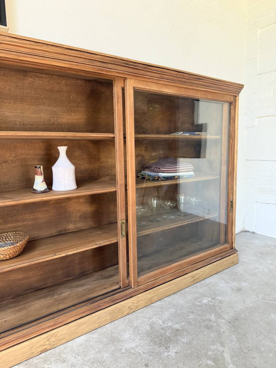 Enfilade vitrée en chêne, années 50