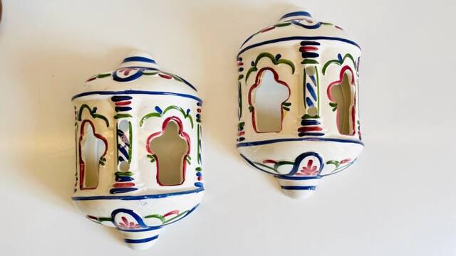 2 Vintage ceramic wall lights