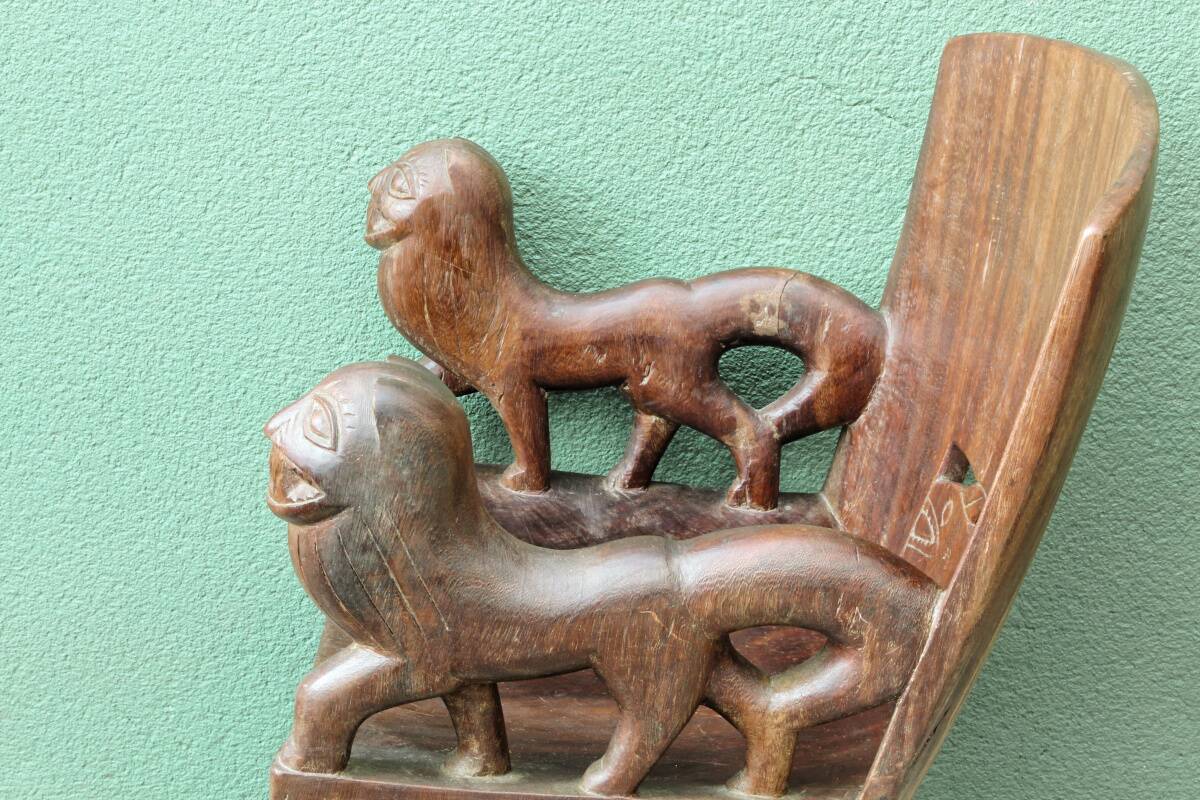 Siège africain monoxyle en bois sculpté