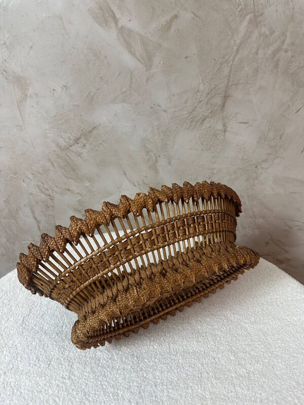 Corbeille en vannerie tressée