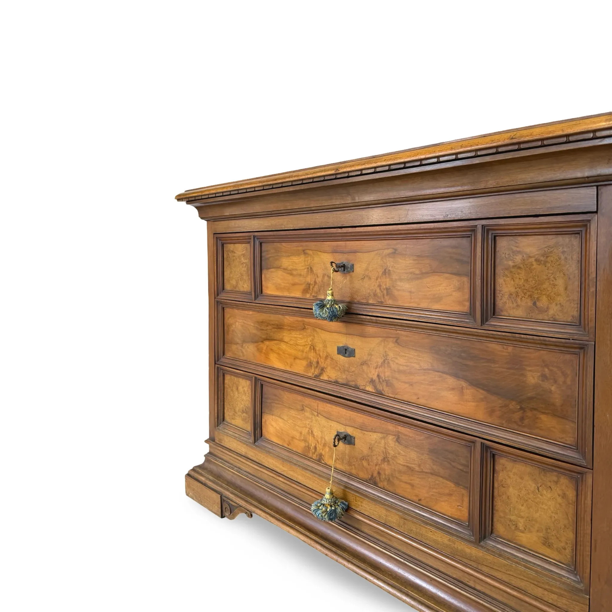Elegant antique Italian chest of drawers, dating from the 20th century