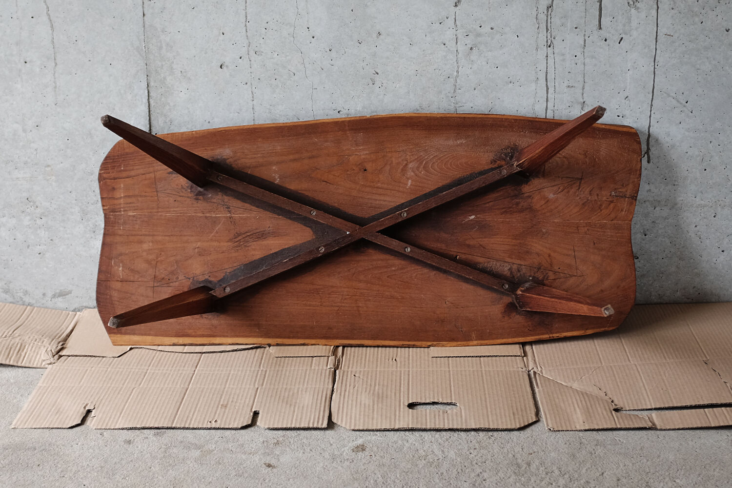 Table basse en bois brut forme libre et pieds compas années 50 60