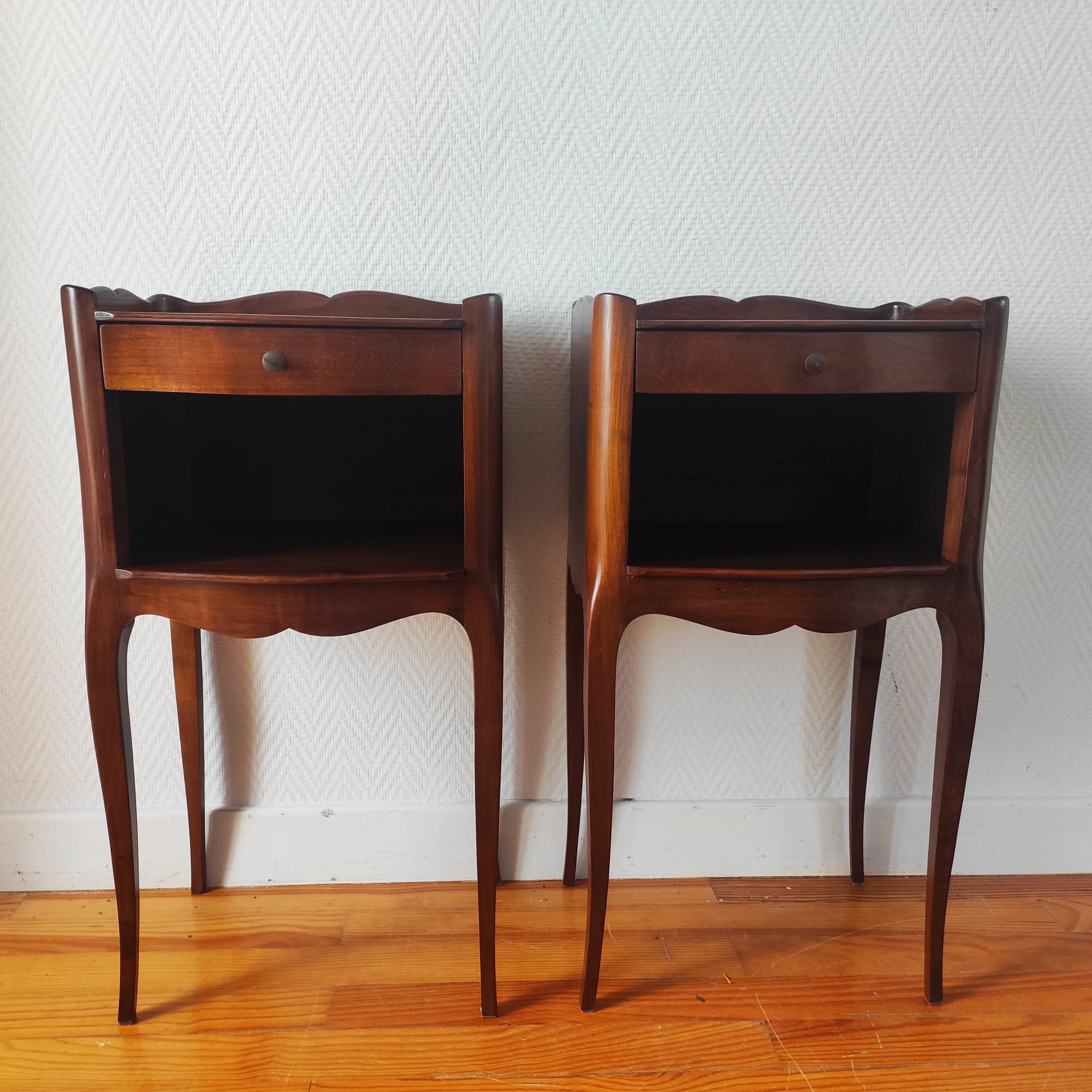 Paire de tables de chevet style Louis XV