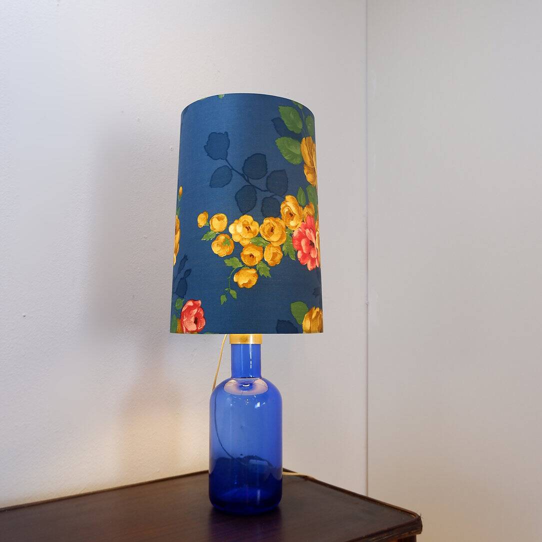Lampe de table en verre bleu avec abat-jour à fleurs d'origine - années 1960