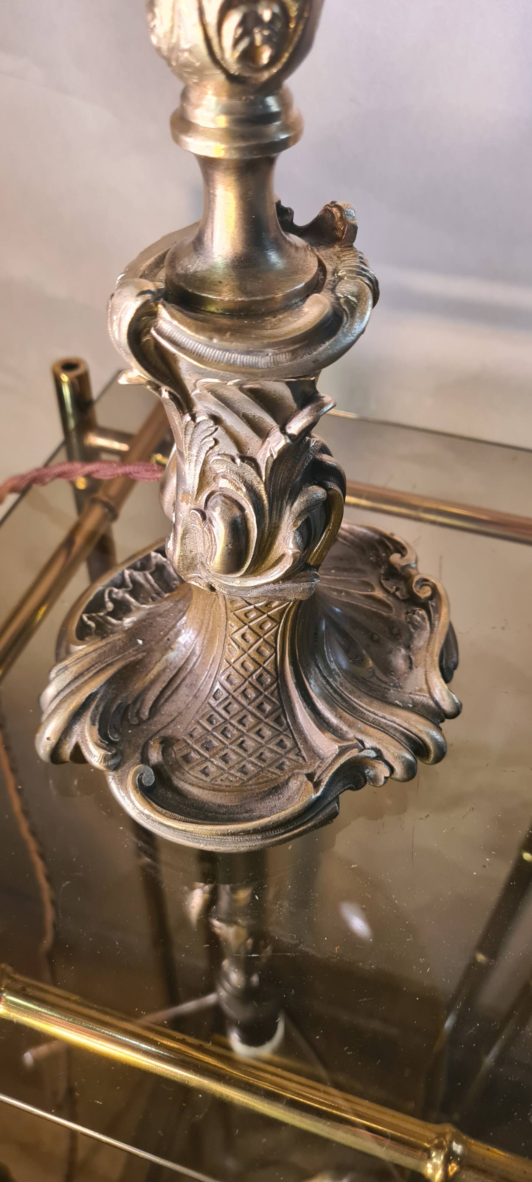 Louis XV bronze lamp rocaille style 34x25, molded glass lampshade signed Stella