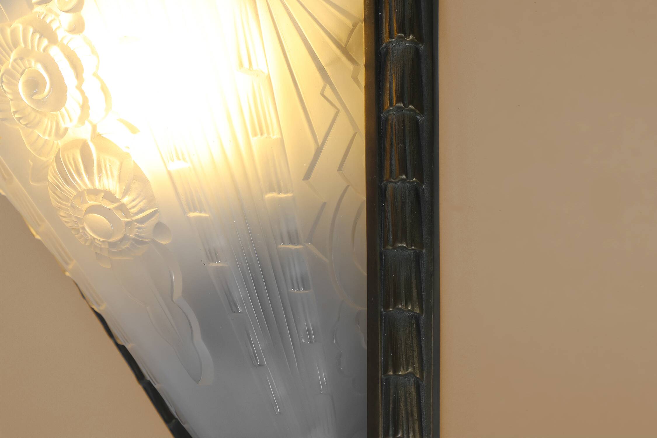 French Art Deco wall scone with frosted molded-pressed glass shade, 1920s