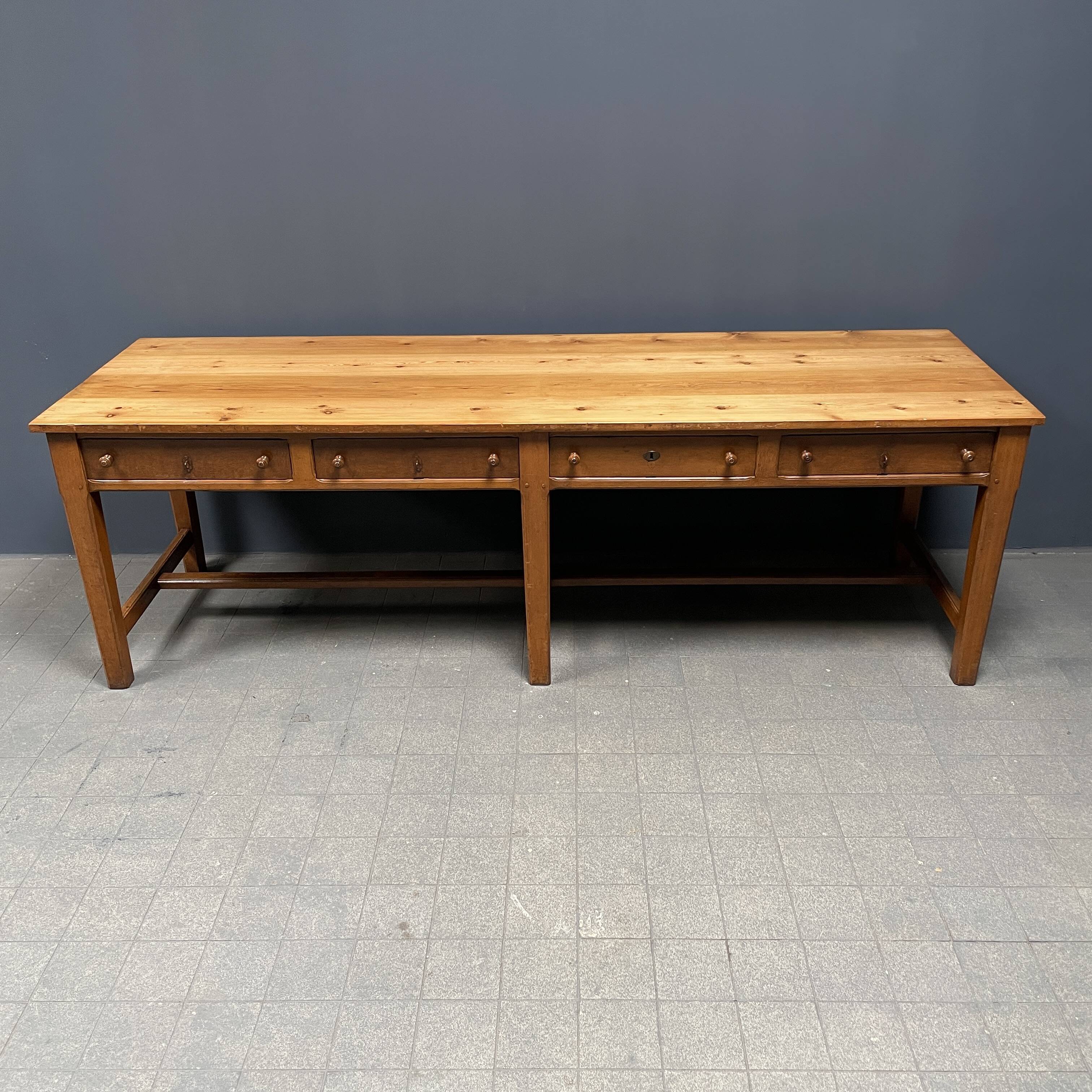 Grande table à draperie en bois antique