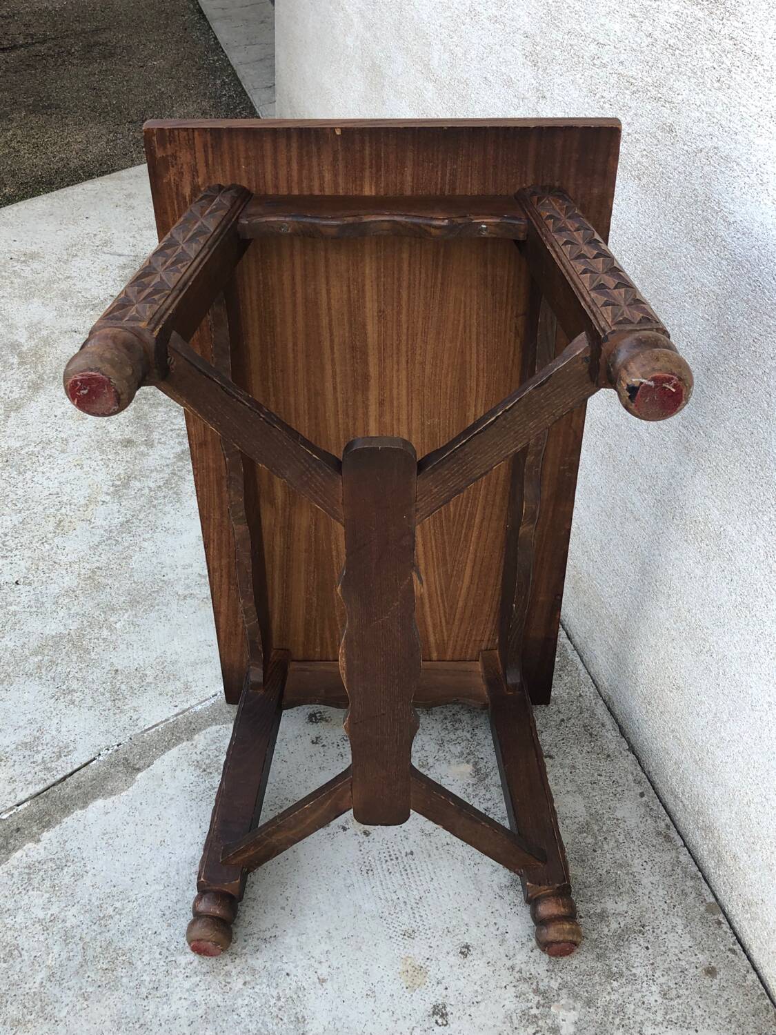Very beautiful solid wood coffee table with pretty sculpture