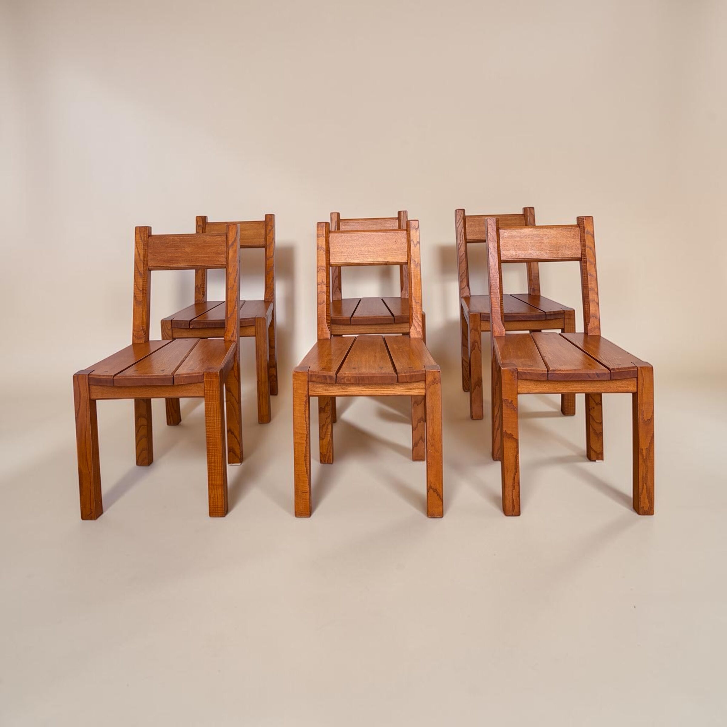 Chairs in solid elm