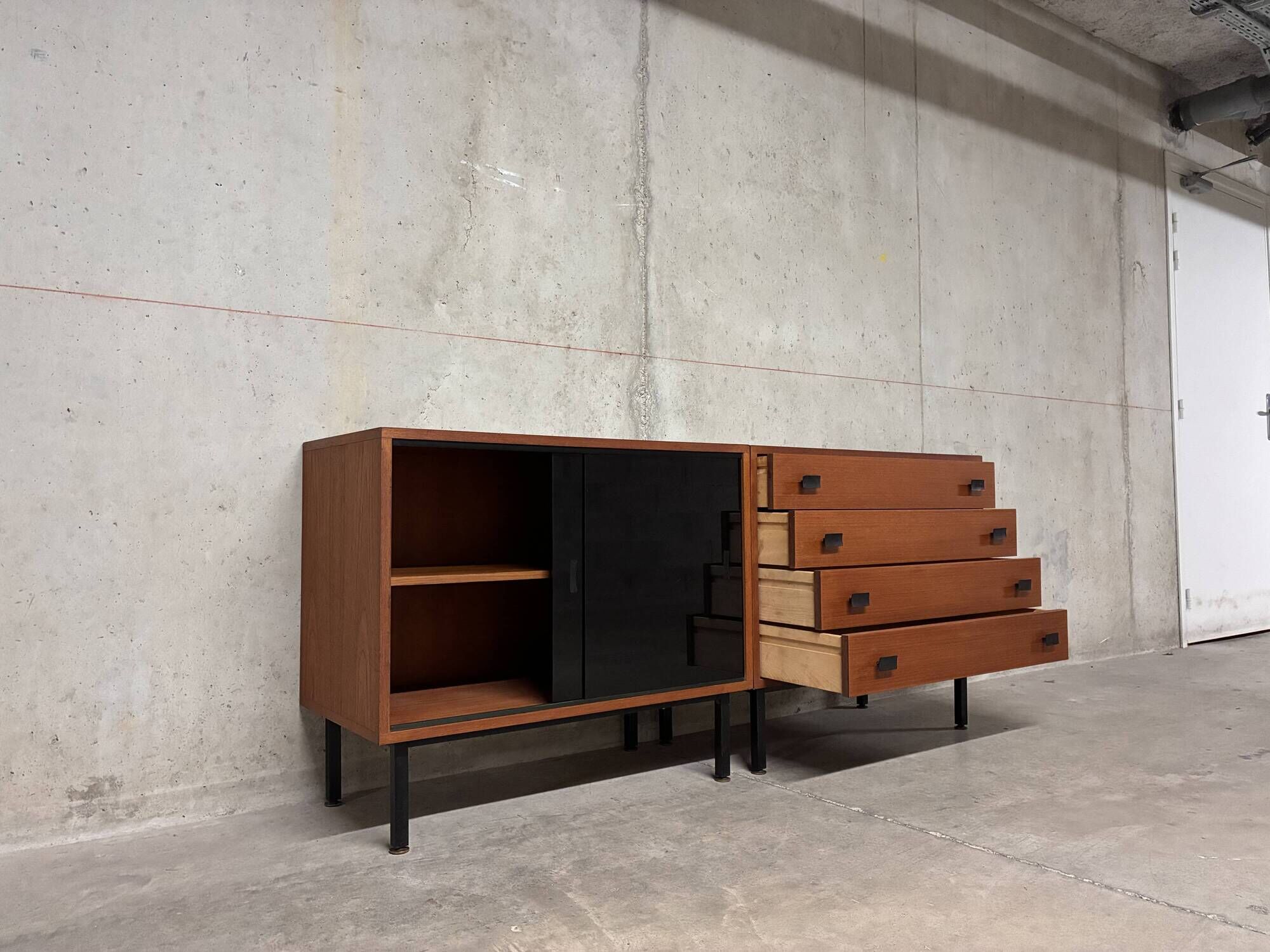 Enfilade vitrine commode moderniste teck Antoine Philippon et Jacqueline Le
