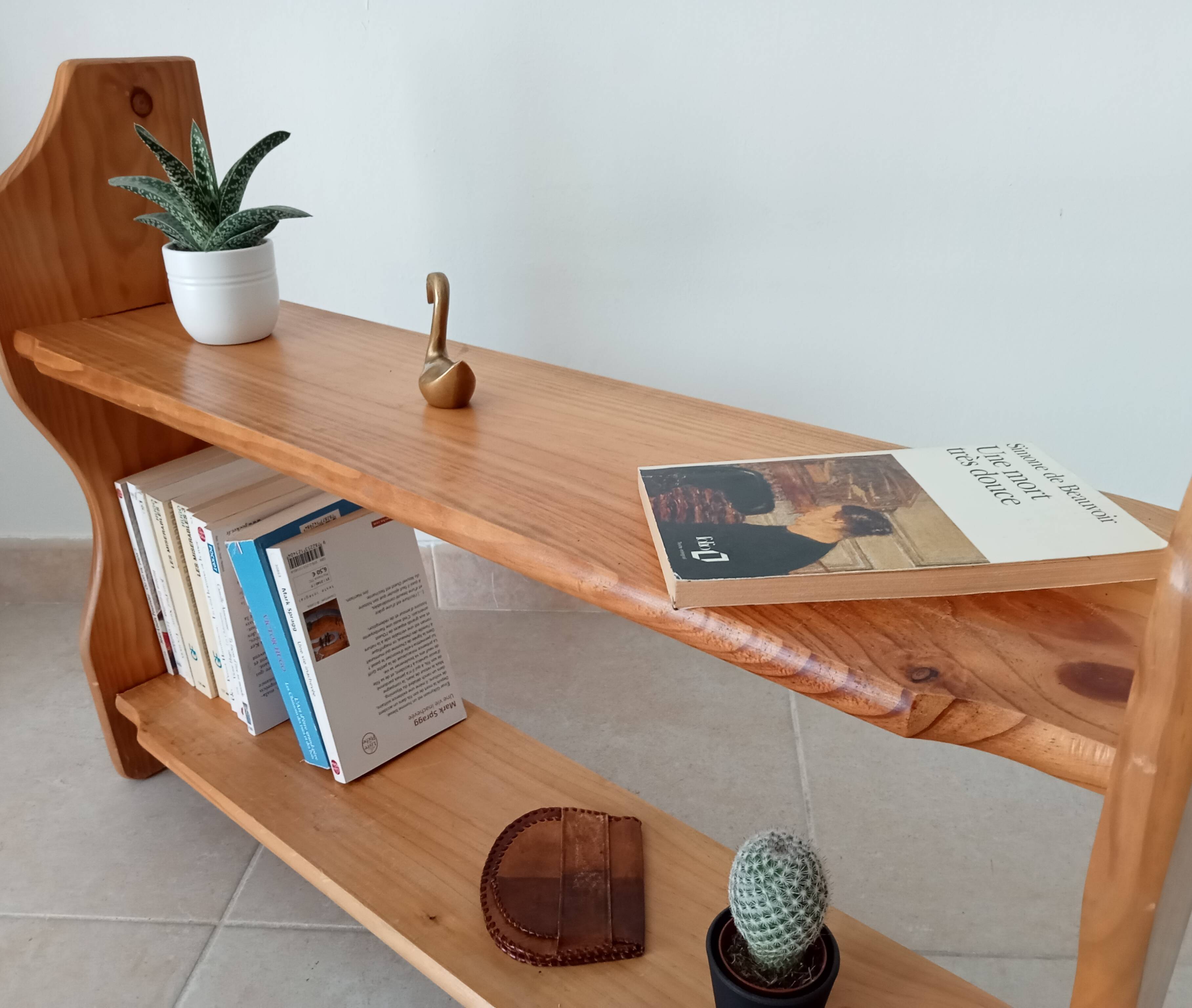 Vintage wall shelf in pine from the 70s/80s.