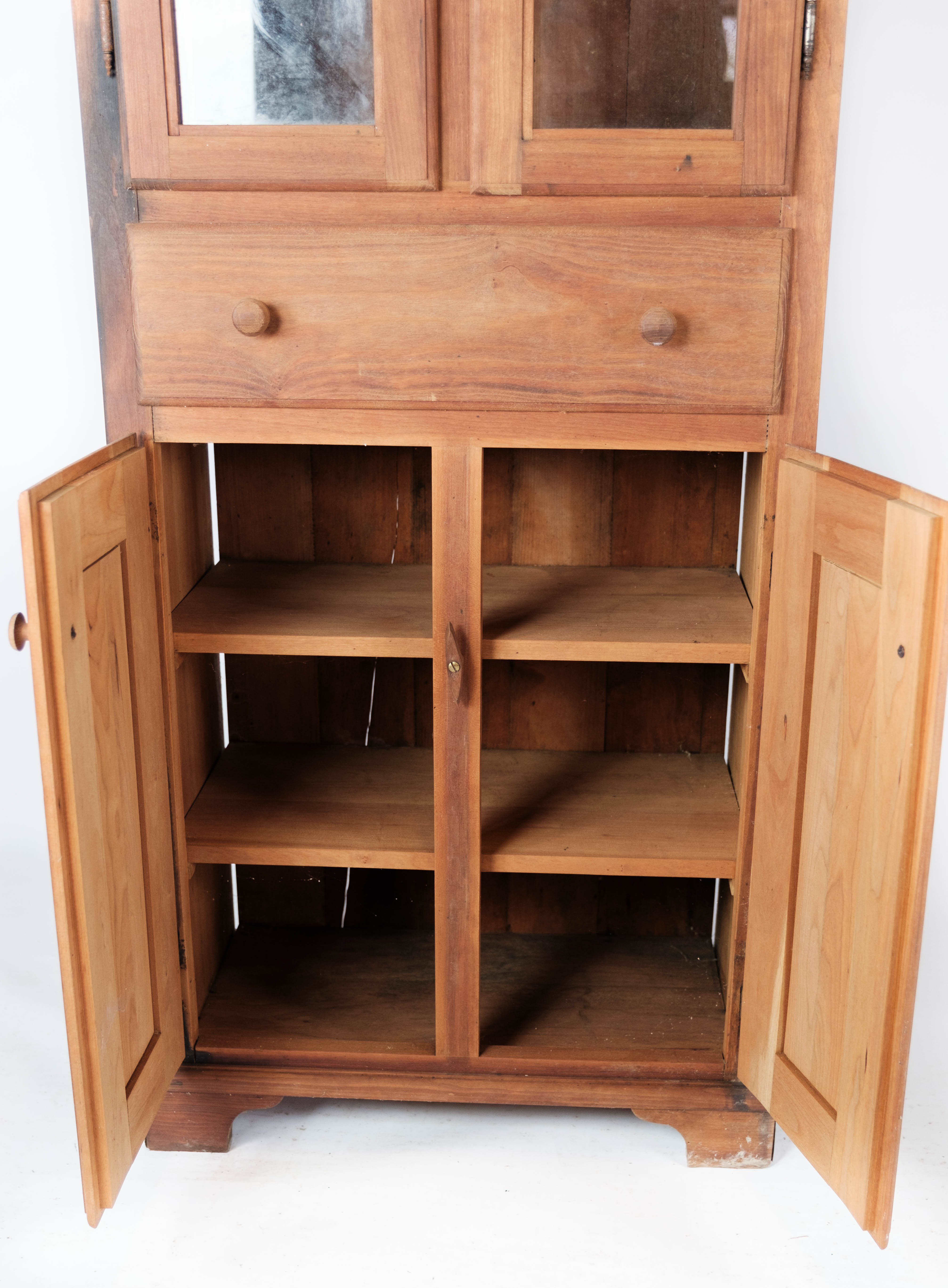 Armoire en verre en bois clair, années 1940