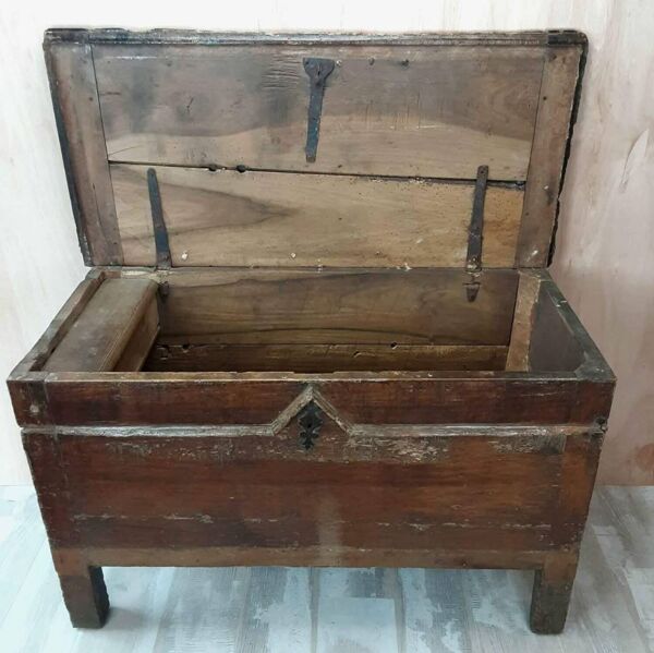 Véritable coffre en chêne antique du 19e siècle, grand coffre à couvertures/trésor.