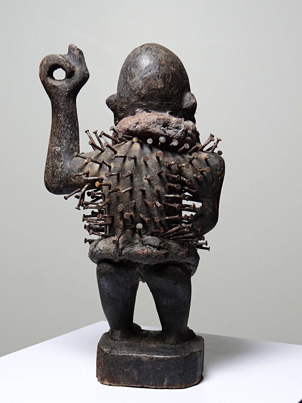 Fétiche à clous Nkisi Nkonde, peuple Kongo, Congo, milieu XXᵉ siècle