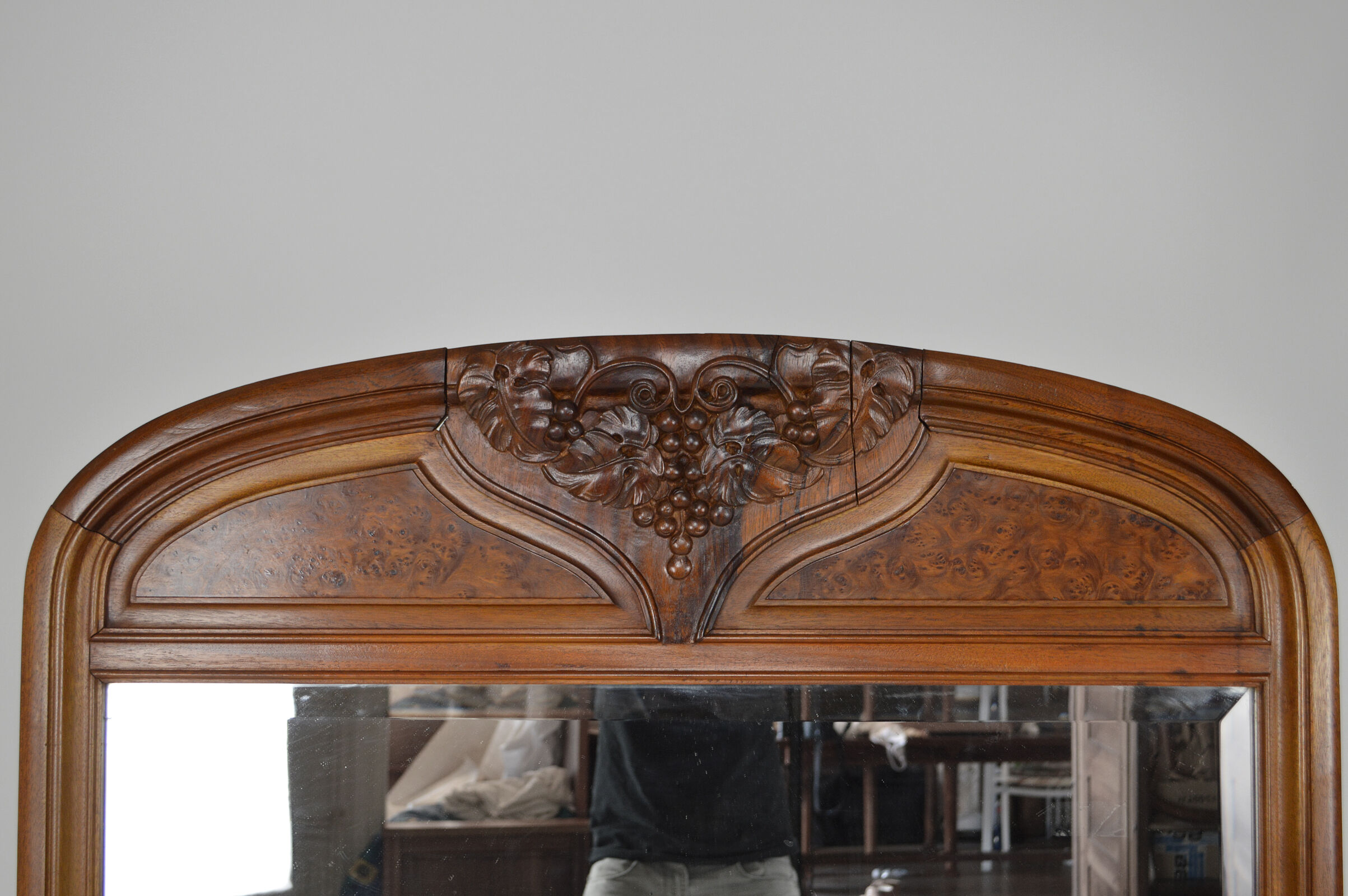 Miroir trumeau Art Nouveau sculpté de vigne, en noyer et loupe