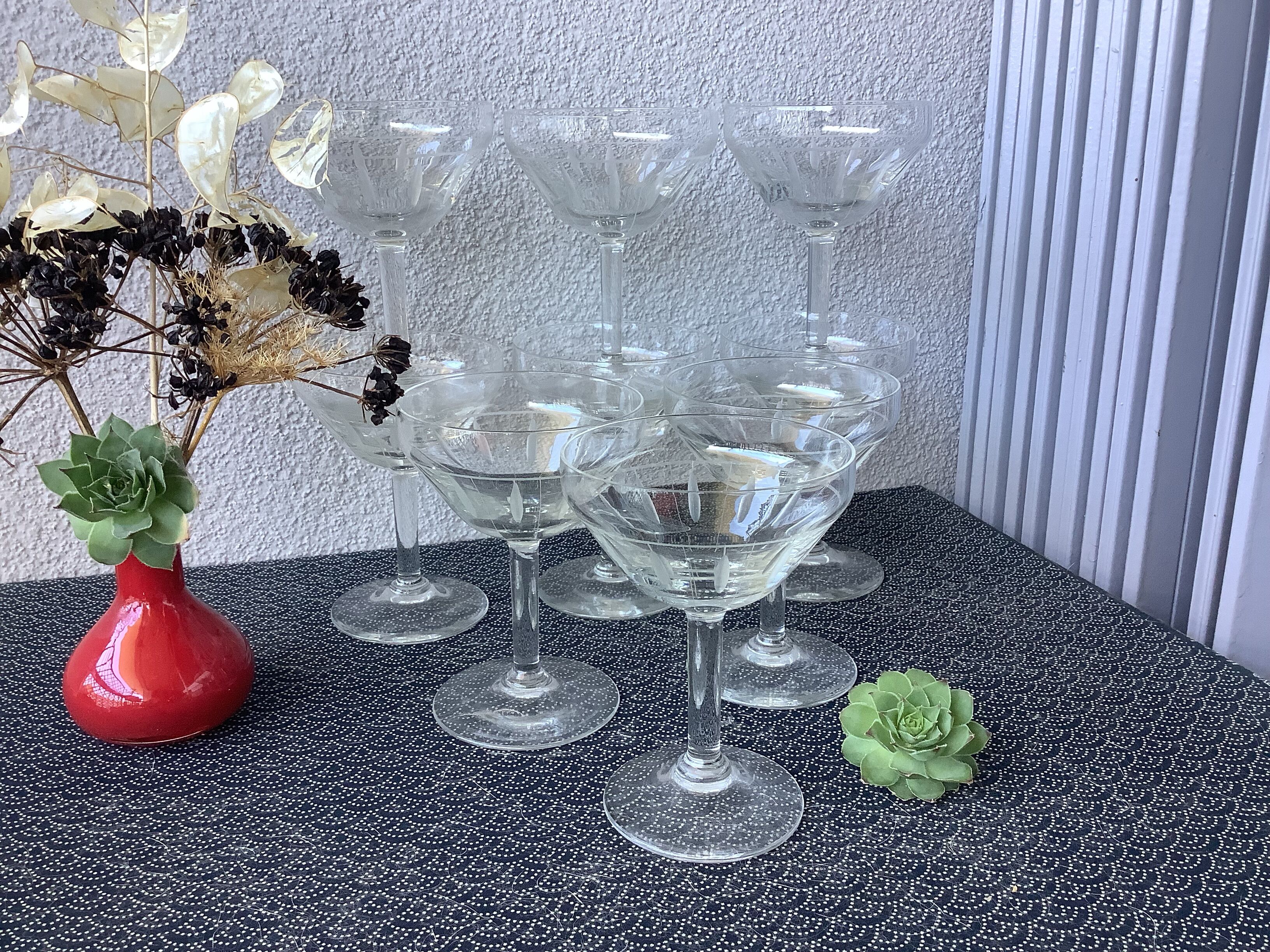 Champagne cups in art deco crystal, engraved with acid