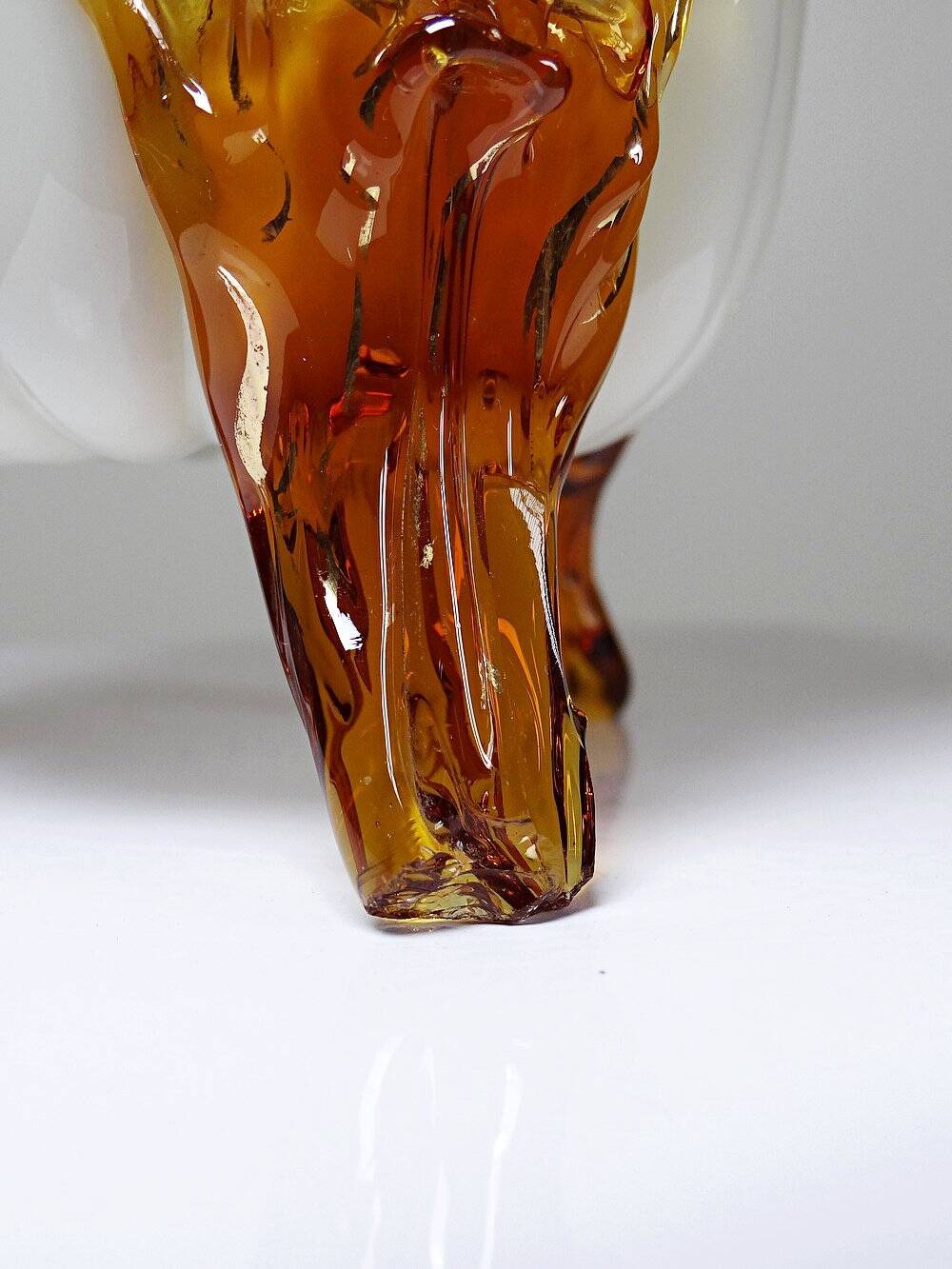 Vase tripode de style victorien en opaline émaillée, XIXe-XXe s.