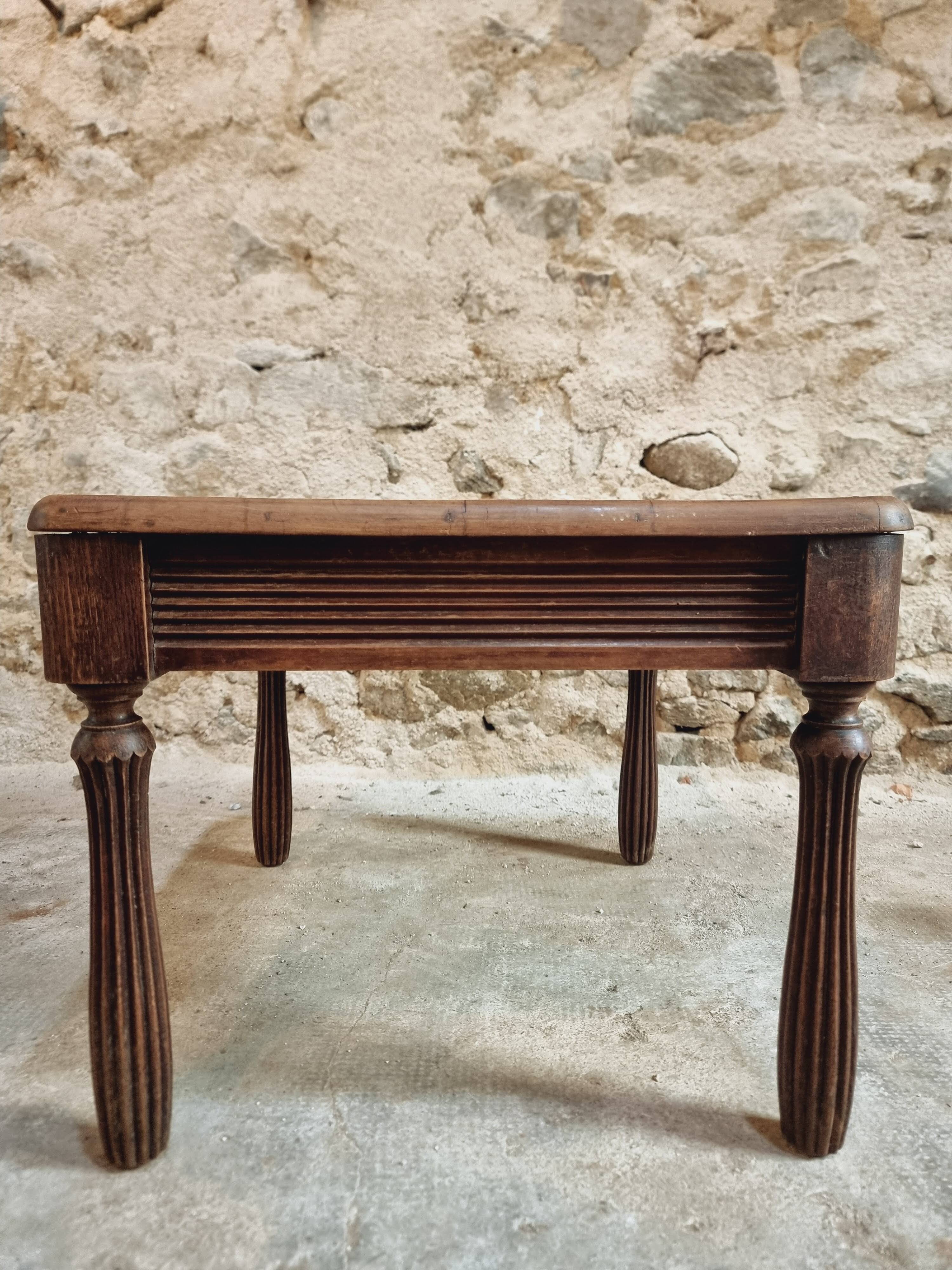 Table basse ancienne en noyer et chêne – France, vers 1900