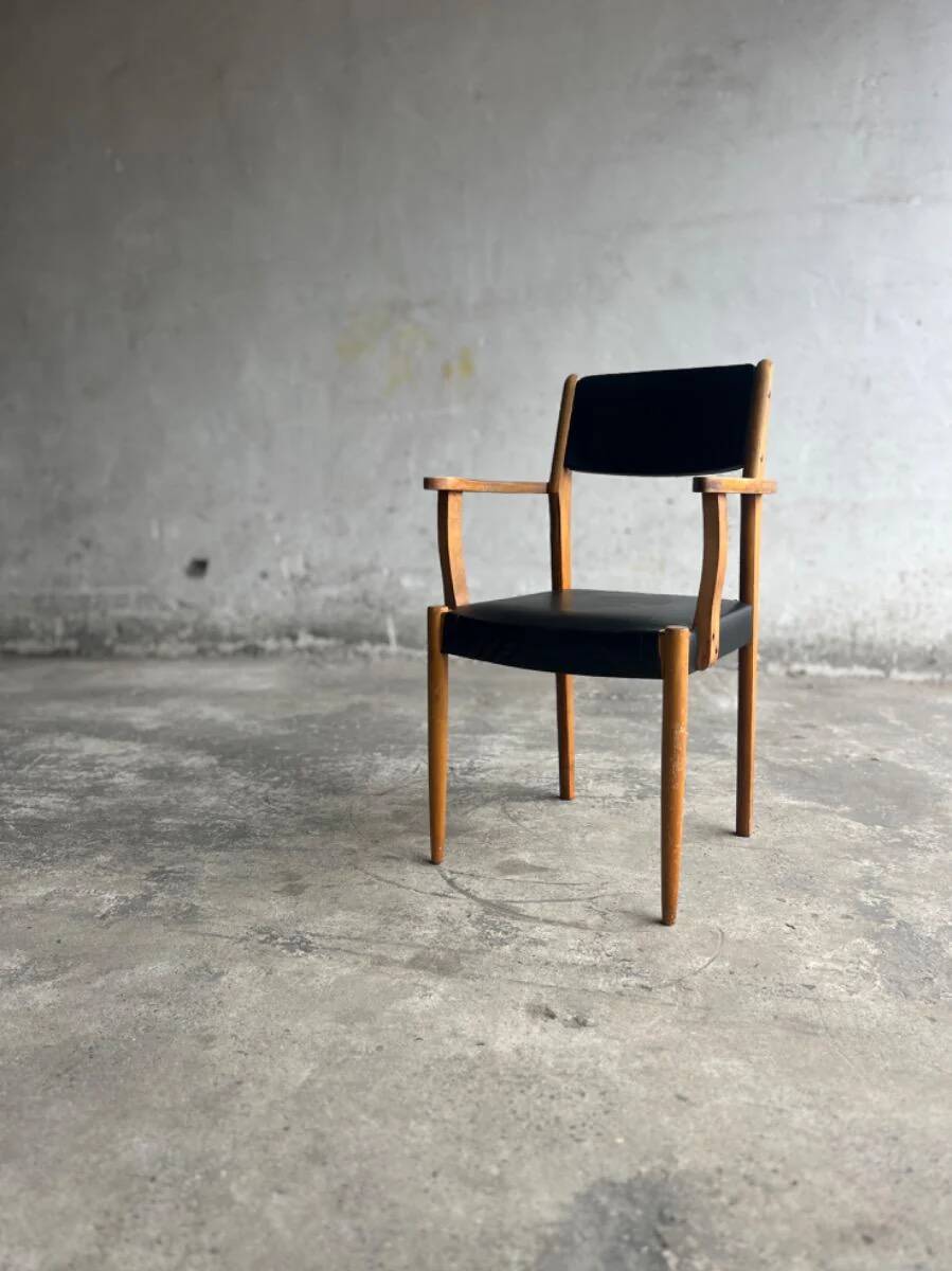 Set of 2 vintage beech wood armchairs with black skai upholstery — mid-century modern