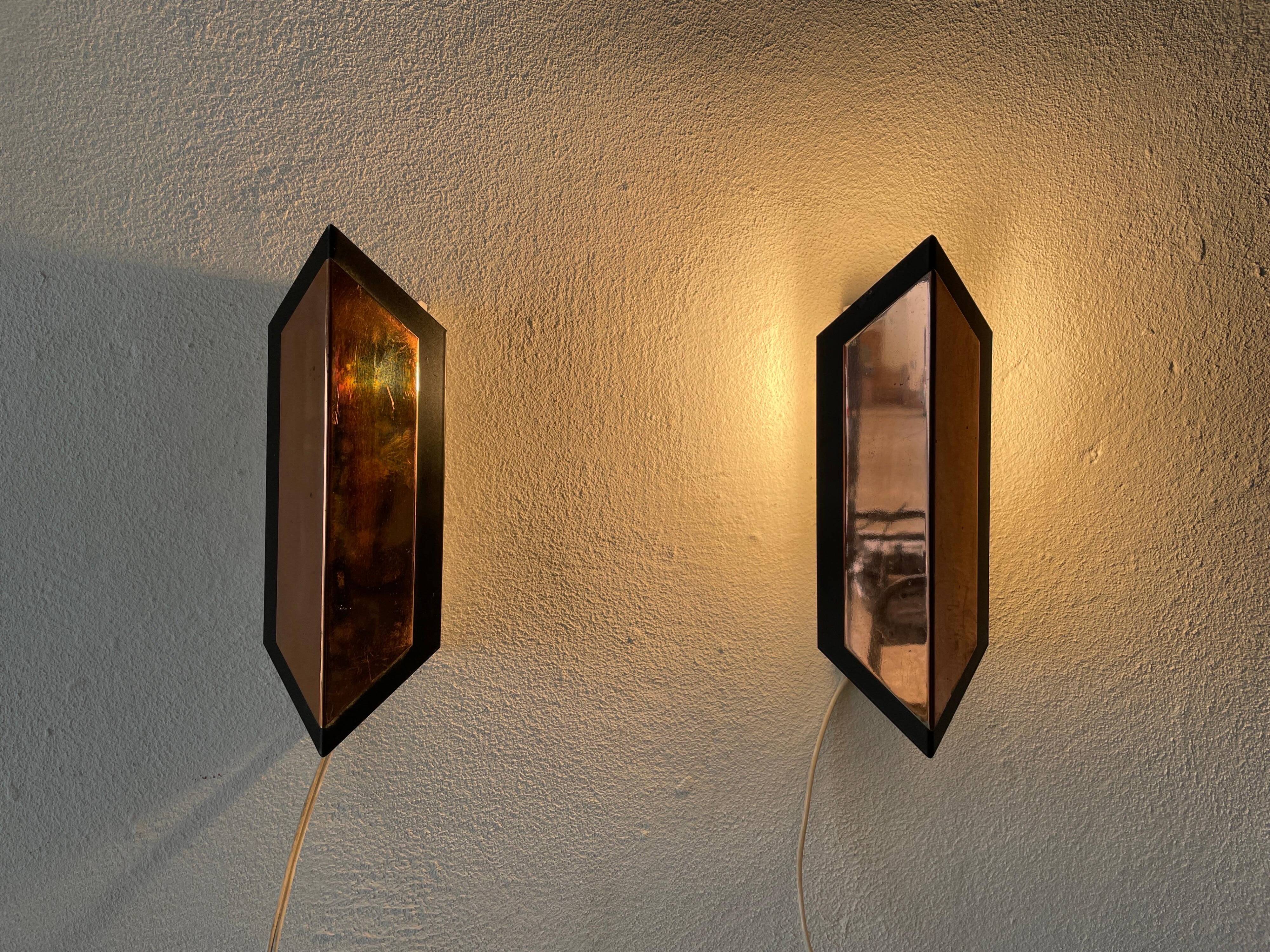 Pair of French wall lights with geometric design in copper, 1960, France.