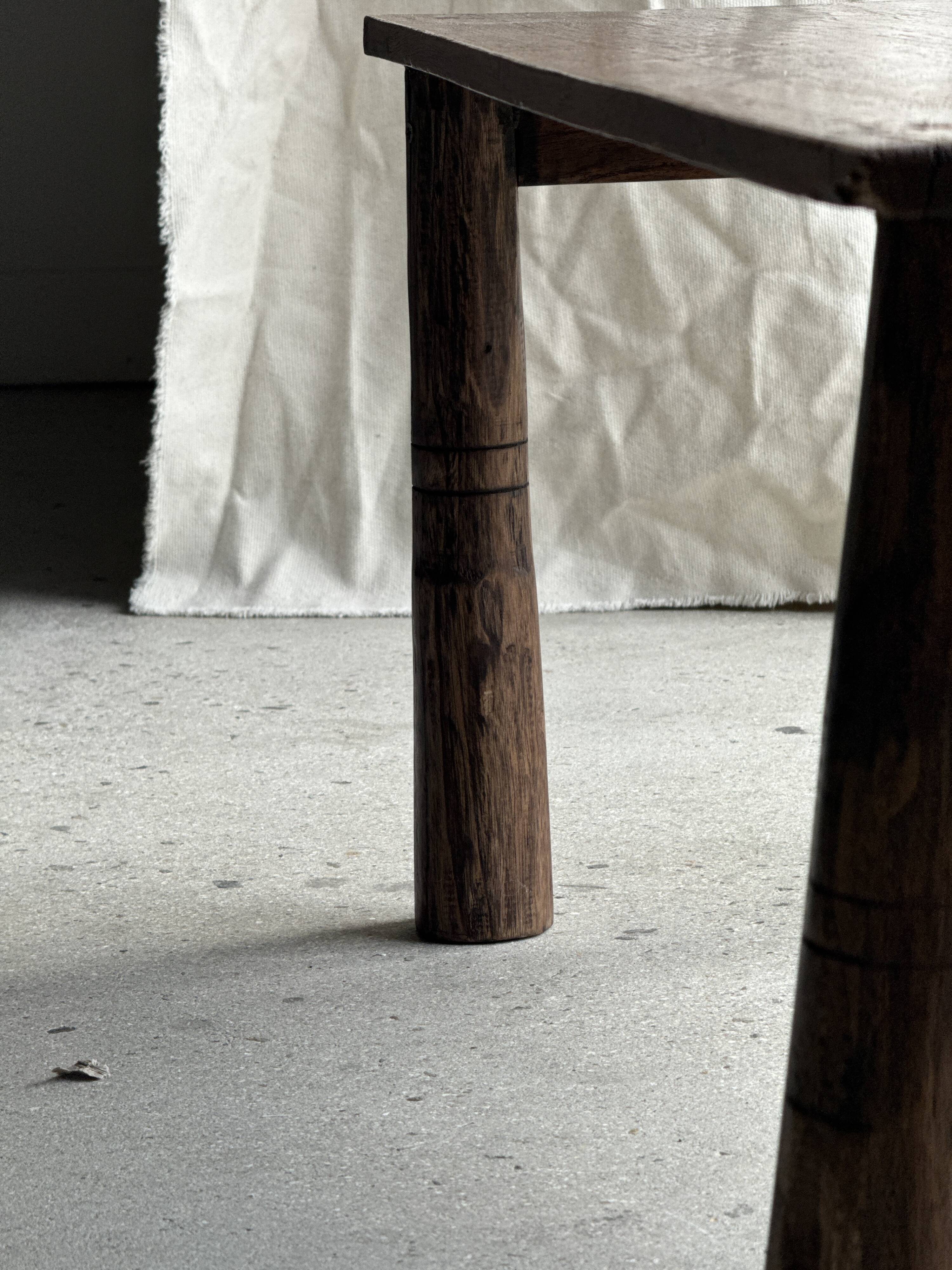 Table basse en teck brun de seconde main indonésienne pieds coniques H37 L8