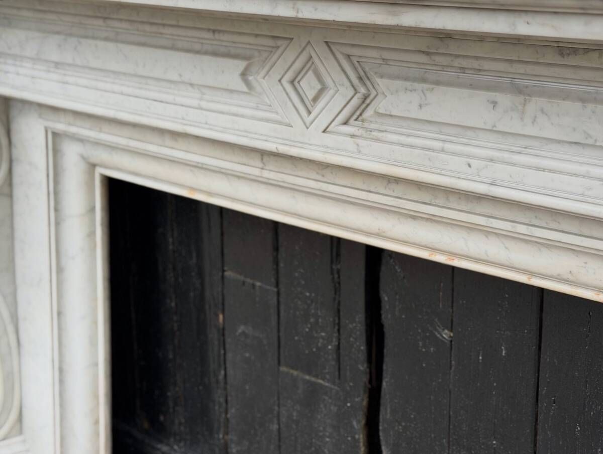 Large Charles X fireplace in white Carrara marble, 19th century.