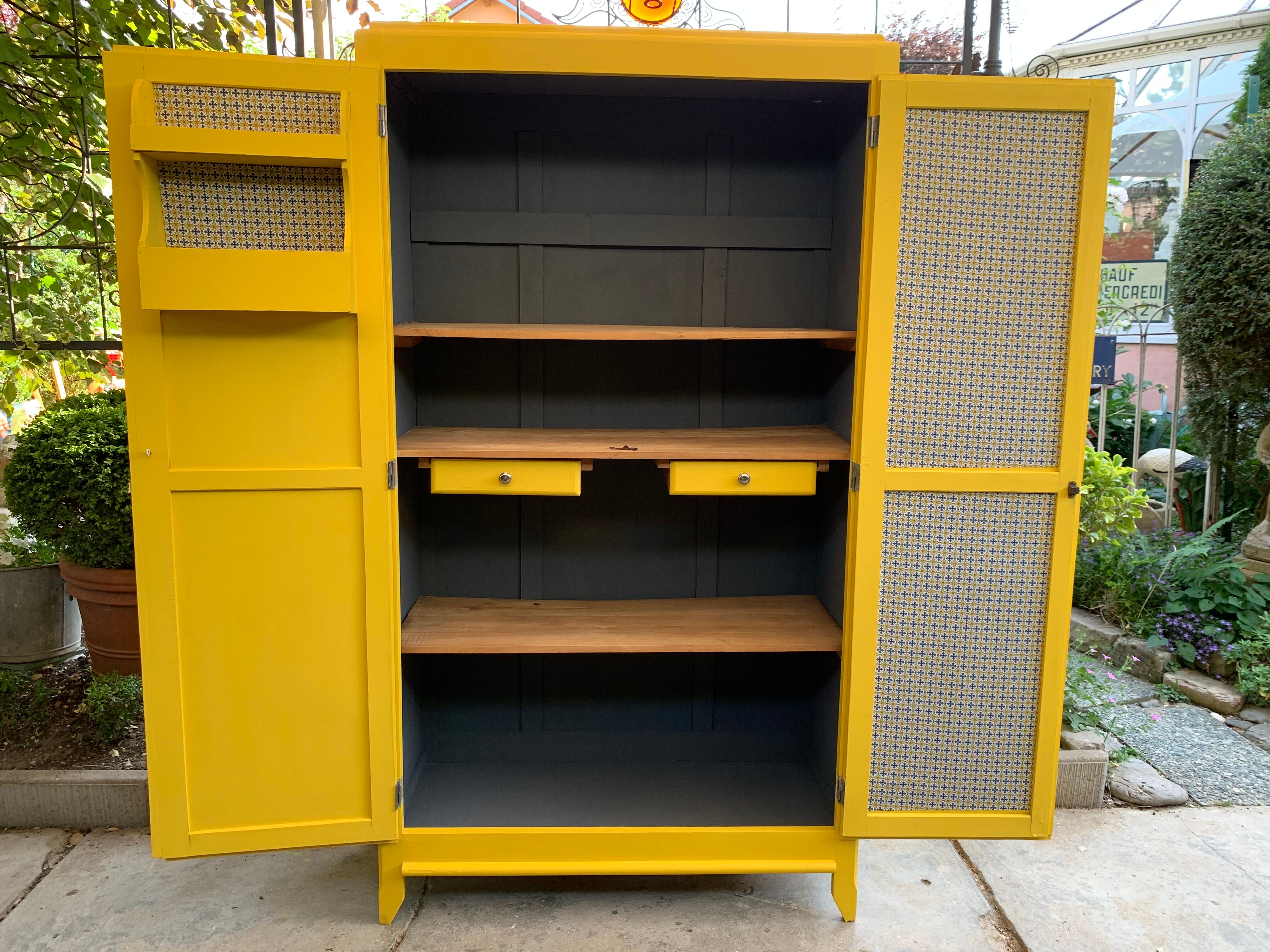 Armoire parisienne jaune poudrée 1950