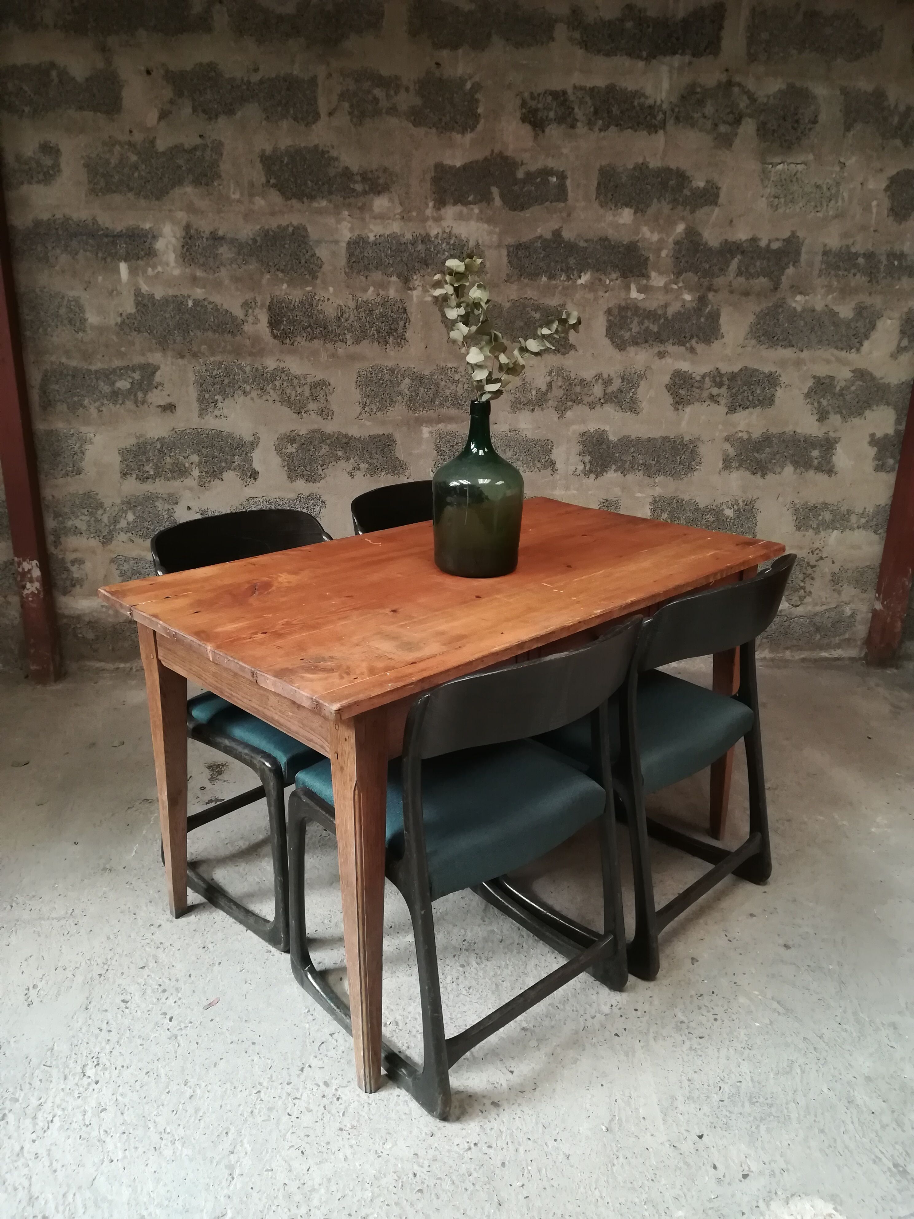 Vintage farm table 4 to 6 people