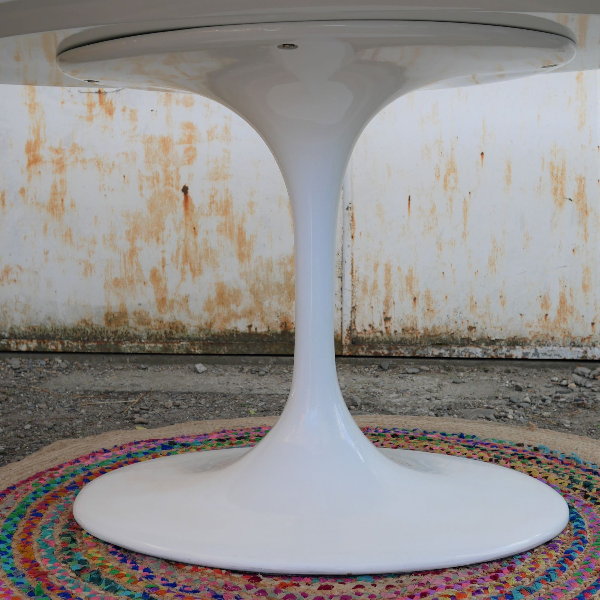 Oval tulip table