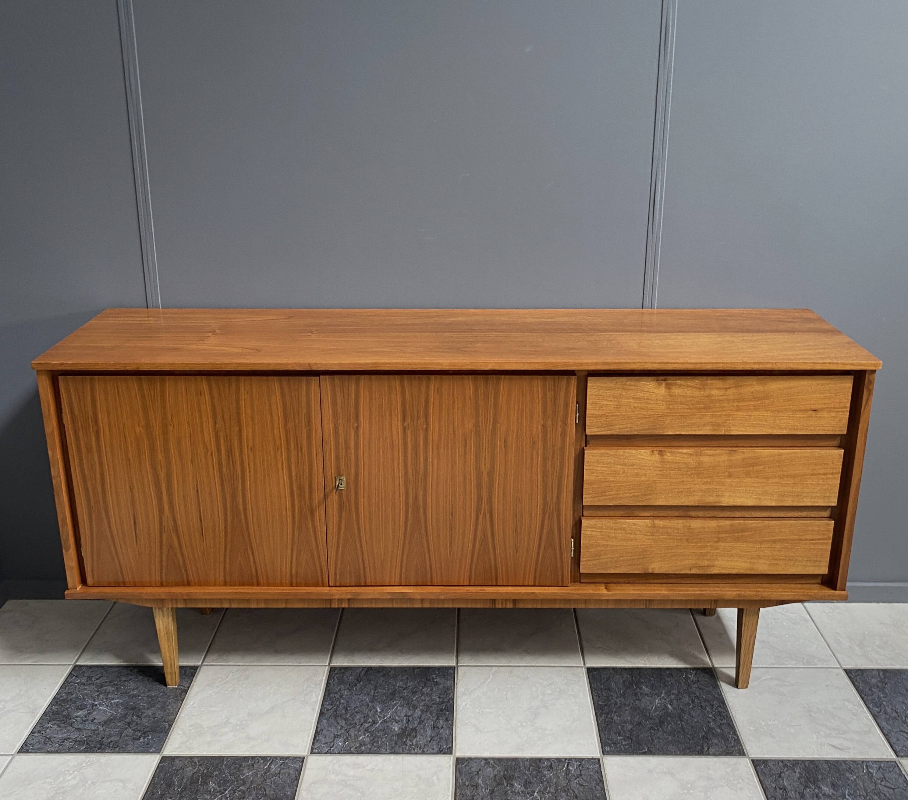 Buffet en bois des années 1960