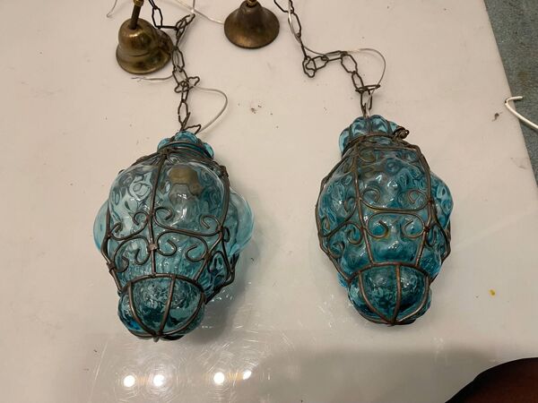 Lot de 2 suspensions en verre de Murano en fer forgé bleu